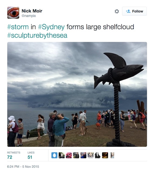 Những người dân tại một vùng biển ở Úc đổ xô ra bờ biển để được tận mắt chứng kiến những đám mây khổng lồ đang che lấp cả một khoảng trời