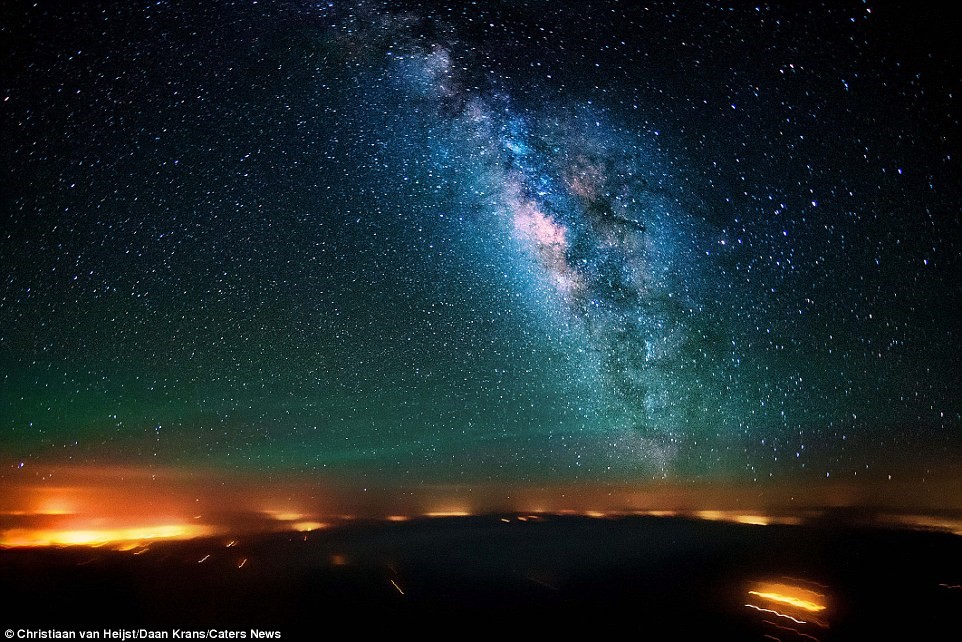 Dải ngân hà nhìn từ buồng lái trong một chuyến bay qua sa mạc Sinai, Ai Cập.