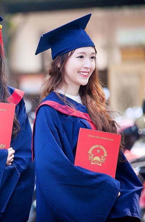 Kiều Phương tốt nghiệp Đại học Ngoại ngữ Hà Nội với thành tích xuất sắc