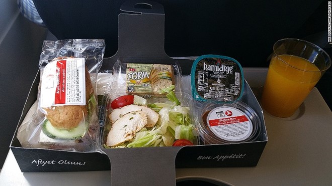 Các suất ăn của Turkish Airlines luôn gọn gàng, ngon lành và đầy đặn, ngay cả trên những chuyến bay ngắn.