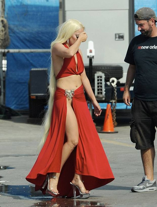 Nữ ca sĩ “dị nhất trái đất” Lady Gaga khiến bất cứ ai trên đường cũng phải hồi hộp với từng chuyển động của cô khi diện thiết kế “siêu xẻ” này.