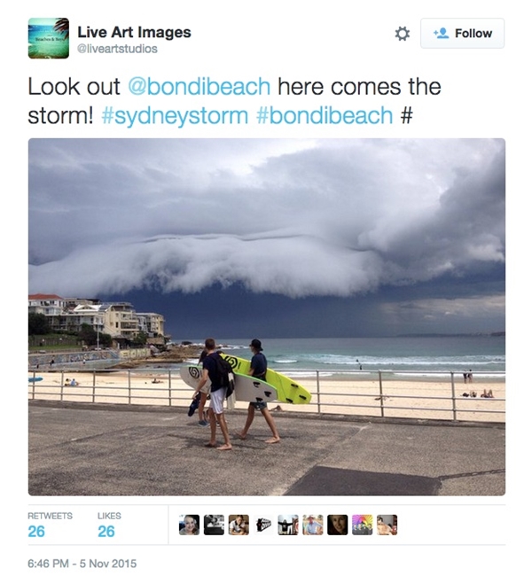 Trong một lần đến chơi biển Bondi, Úc, các khách du lịch đã có giây phút hoảng sợ khi chứng kiến đám mây có hình dạng kì lạ khiến họ ngỡ như đợt sóng lớn đang tiến vào bờ