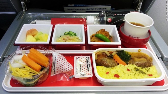 Suất ăn ngon nhất châu Á - Singapore/Japan Airlines: Dù có bay đến đâu trên thế giới với hai hãng này, bạn cũng sẽ được thưởng thức những suất ăn ngon. Hãng Japan Airlines đã hợp tác với nhiều nhãn hàng để tạo ra trải nghiệm ẩm thực hạng phổ thông tuyệt vời cho du khách, như Mos Burger hay KFC.