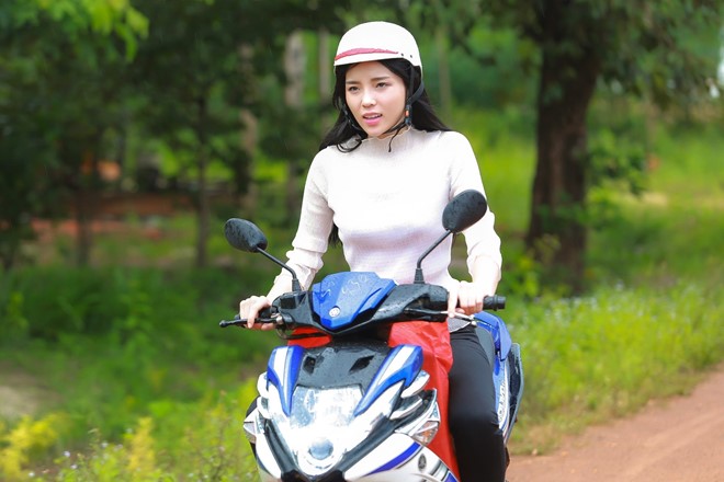 Khởi hành từ Sài Gòn lúc trời còn mờ sáng, Hoa hậu Việt Nam 2014 đã vượt gần 200 km, có mặt tại một ngôi trường nhỏ ở vùng biên giới thuộc huyện Tân Châu, Tây Ninh. Vì điều kiện địa hình, cô phải đi bằng xe máy để tới được với các em nhỏ. 