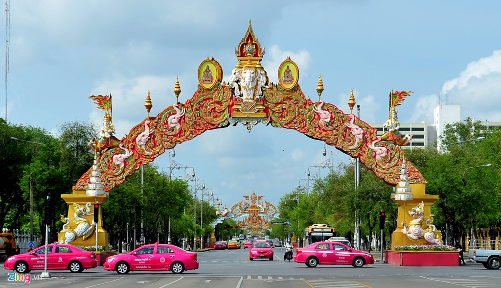 Tính theo đồng hồ, giá hiển thị khi khách bắt đầu lên taxi là 35 baht trong 2 km đầu tiên.