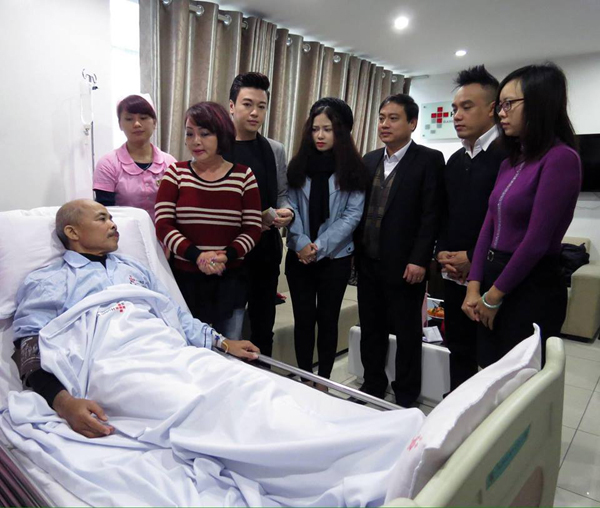 Nghệ sĩ Trà My, ca sĩ Phan Anh, Dương Hoàng Yến, Tô Minh Thắng vào viện thăm ‘Chu Văn Quềnh’ trong thời gian anh điều trị bệnh ung thư.