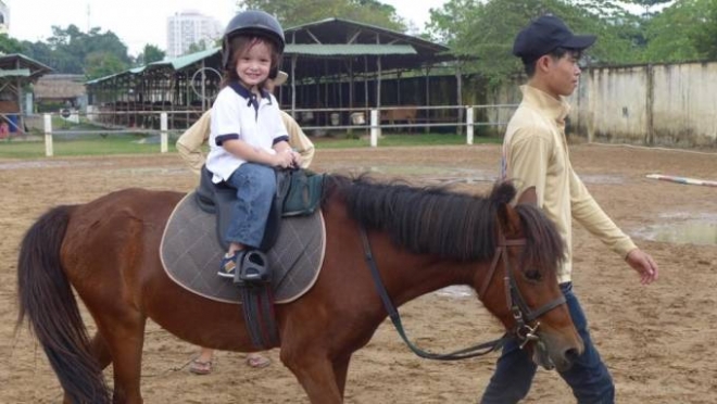 Tôm cười rạng rỡ khi được cưỡi ngựa.  Read more at http://bestie.vn/2016/09/moi-4-tuoi-tom-tep-nha-hong-nhung-da-ve-tranh-danh-dan-than-sau#5Rrf6fvLfCg5JeWZ.99