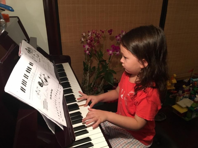 Bé Tôm dù chỉ mới 4 tuổi đã biết đọc nốt nhạc đánh đàn điệu nghệ thế này Read more at http://bestie.vn/2016/09/moi-4-tuoi-tom-tep-nha-hong-nhung-da-ve-tranh-danh-dan-than-sau#5Rrf6fvLfCg5JeWZ.99