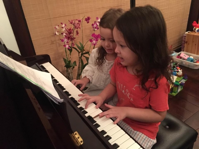 Cả hai tỏ ra rất thích thú và say mê với những giờ học piano ở nhà Read more at http://bestie.vn/2016/09/moi-4-tuoi-tom-tep-nha-hong-nhung-da-ve-tranh-danh-dan-than-sau#5Rrf6fvLfCg5JeWZ.99