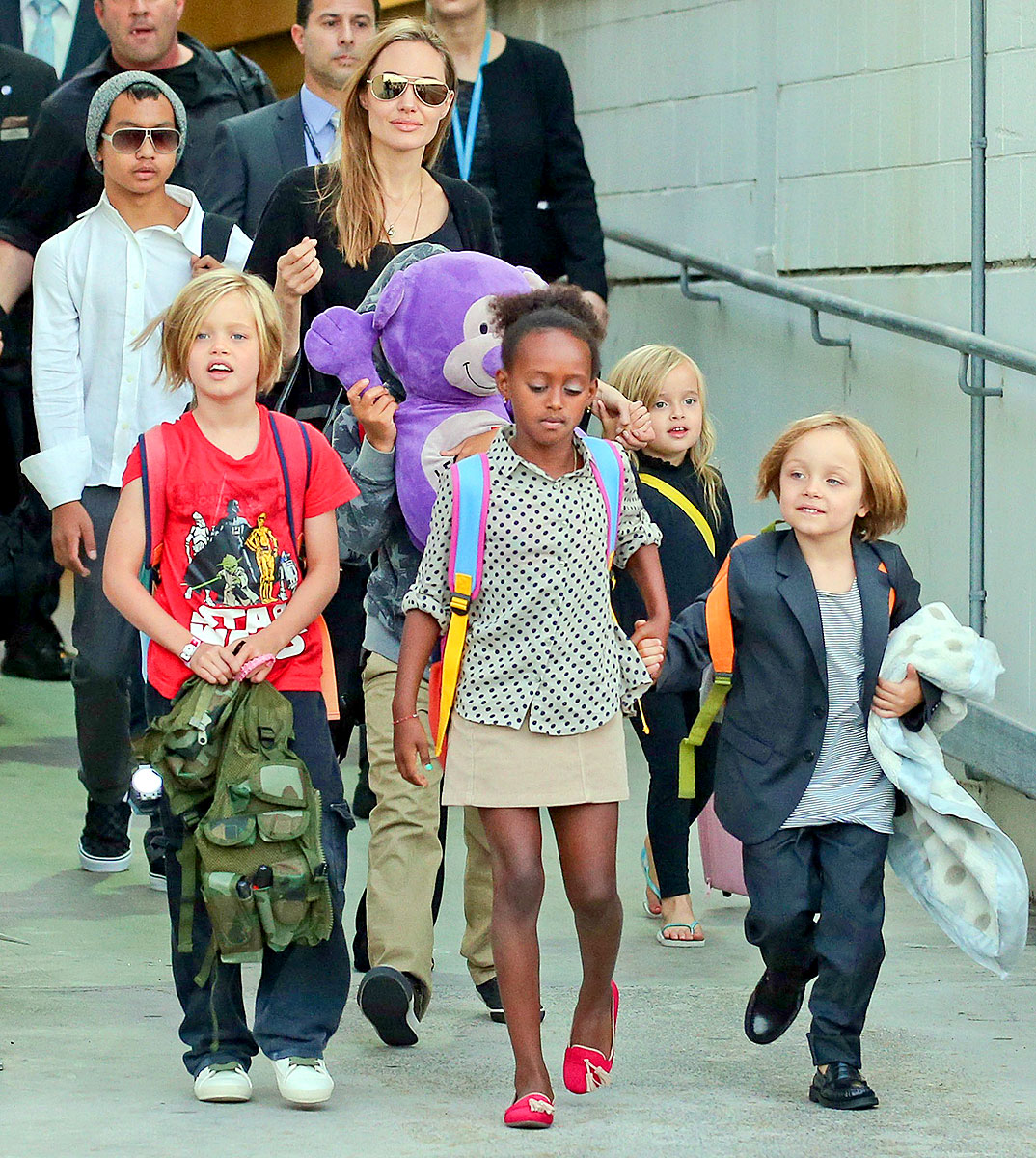 Angelina Jolie và các con.