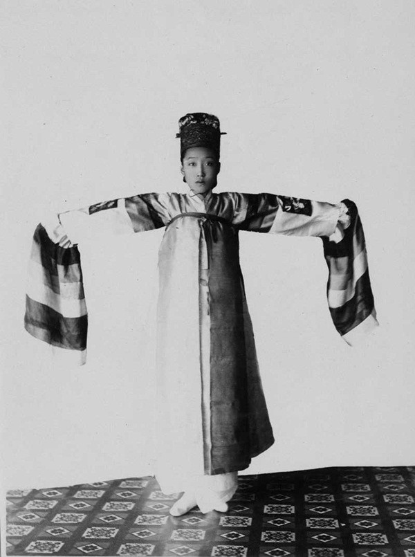 Bạn có tin không khi nữ giới Hàn Quốc 100 năm trước chỉ cao có 142cm - một trong những quốc gia phụ nữ thấp nhất thế giới.