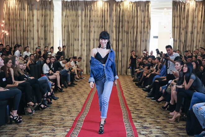 Chân dài Kim Phương tự tin sải bước trước hàng trăm bạn trẻ đến chương trình tìm kiếm cơ hội làm người mẫu.