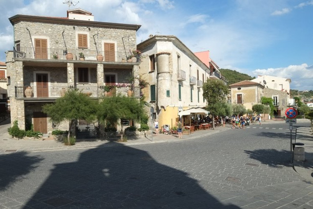  Nằm bên bờ tây của phía Nam nước Ý, thị trấn Acciaroli có tỉ lệ người sống thọ rất cao. 