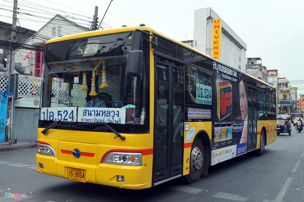 Có rất nhiều loại xe bus ở Bangkok, mỗi loại chạy một tuyến đường khác nhau và đến bất cứ đâu. Tuy nhiên, hầu hết các bảng thông tin trên xe bus không sử dụng tiếng Anh mà dùng tiếng Thái Lan nên bất tiện cho du khách nước ngoài.