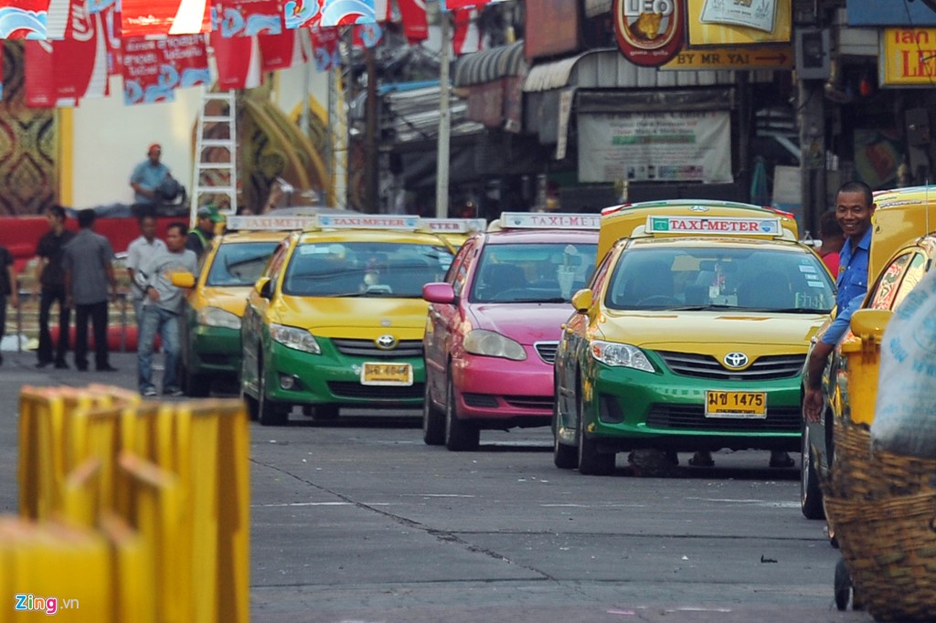 Taxi tại Thái Lan mang sắc vàng, hồng, tím, xanh... rất sặc sỡ, bắt mắt. Mỗi hãng được đăng ký một màu sơn khác nhau.