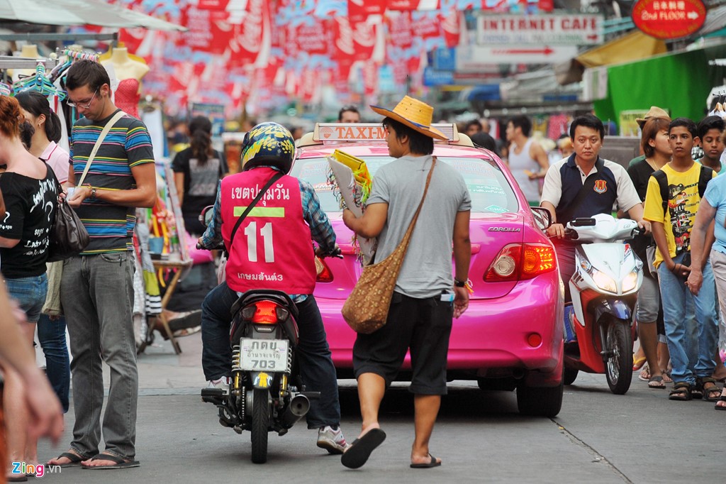 Xe ôm là một trong những lựa chọn thuận tiện khi đi lại ở Bangkok, đặc biệt vào giờ cao điểm, ùn tắc, kẹt xe trầm trọng thường xuyên xảy ra. Du khách có thể tìm thấy nhiều người hành nghề xe ôm loanh quanh bắt khách tại các điểm đến. Trong đó có cả đội ngũ xe ôm chuyên nghiệp, mặc đồng phục có đánh số sau lưng. Mức giá đi xe ôm phụ thuộc vào quãng đường, không rẻ hơn nhiều so với sử dụng taxi. Do đó, khách cần thỏa thuận chi phí trước với người lái.