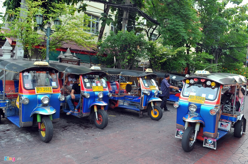 Tuk-tuk là phương tiện công cộng bình dân nhất, được nhiều người dân Thái Lan sử dụng hàng ngày. Đây là loại xe có nguồn gốc từ những chiếc xe kéo thời Chiến tranh Thế giới thứ 2. Ngồi trên tuk-tuk ngắm nhìn đường phố là điều thú vị đối với nhiều du khách khi đến Bangkok. Tuy nhiên, phương tiện này chỉ hợp với các hành trình ngắn trong khoảng dưới 10 km, bởi ngồi lâu khá mỏi và bị xóc.