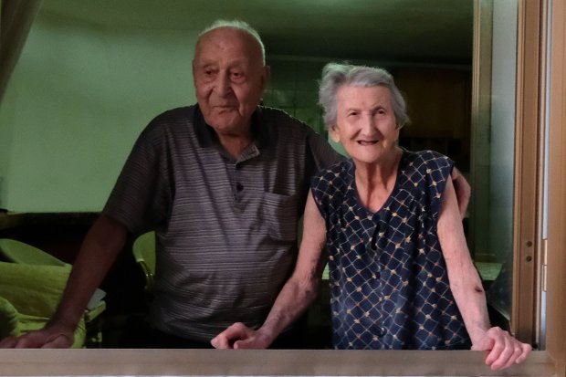  Ông Antonio Vassallo, 100 tuổi, và vợ - bà Amina Fedollo, 93 tuổi cùng tạo dáng bên cửa nhà. 