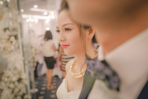 Cận cảnh gương mặt thanh tú đẹp tựa hot girl của Hiền Giang trong ngày cưới