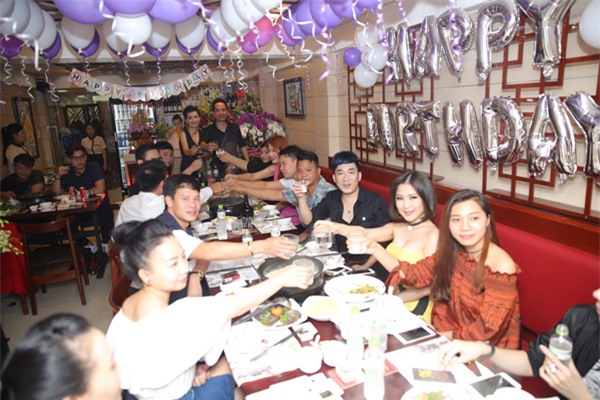 Bữa tiệc sinh nhật vui vẻ của Quang Hà và những người bạn của mình.