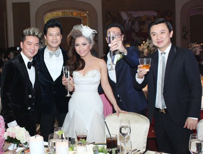 ám cưới Minh Tuyết được tổ chức tại một trong những khách sạn danh tiếng Sài Thành với sự tham gia của nhiều khách mời nổi tiếng.