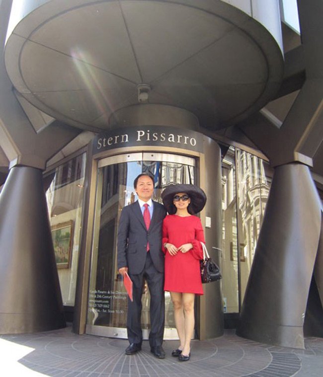 Ông xã của Hà Phương là chủ sở hữu 1 trong 10 chuỗi khách sạn xa hoa nhất thế giới – Hilton, là Chủ tịch kiêm Giám đốc cao cấp quản lý tài sản của tập đoàn Blackstone tại Mỹ. 