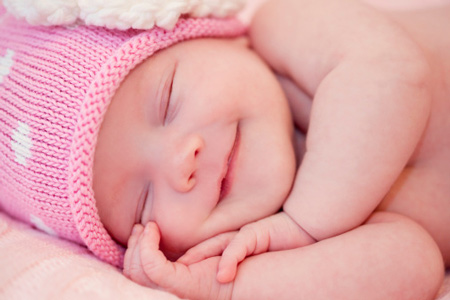 Mẹ nên để ý thay đổi tư thế khi bé ngủ hay cho bé bú để tránh bé bị hiện tượng méo đầu.