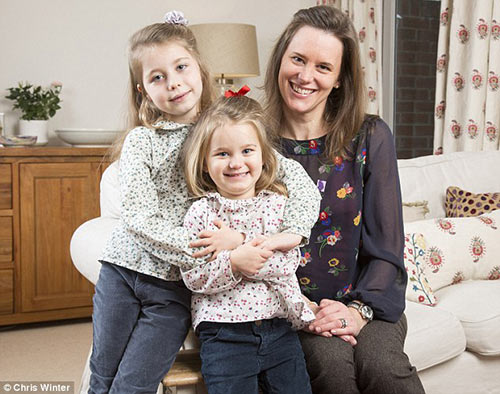 Bà mẹ trẻ  Magdalen Rees bên hai cô con gái sinh sau lần mất con đầu lòng vì ứ mật trong gan thai kỳ.