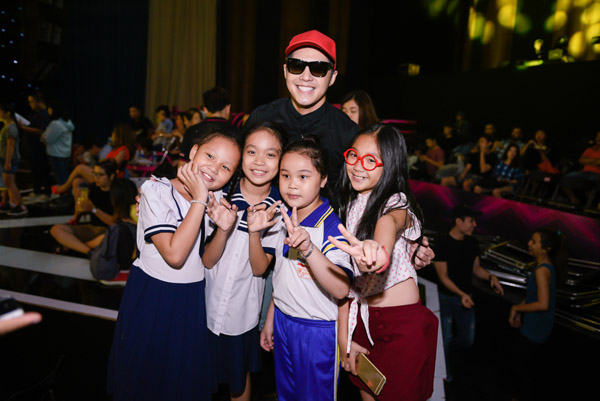 Noo Phước Thịnh chụp ảnh cùng các fan nhí.