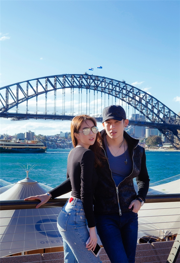 Hai chị em tranh thủ thời gian rảnh rỗi đi dạo phố và chụp ảnh lưu niệm trước nhà hát Opera Sydney