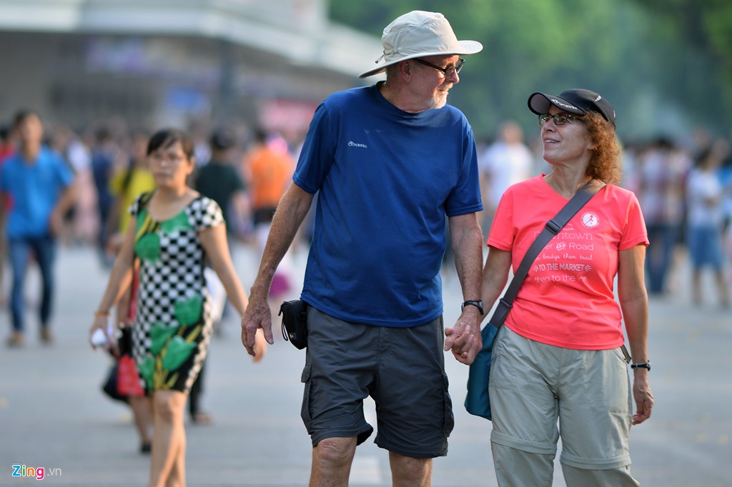 Ông Michael và bà Susan là khách du lịch lần đầu đến Hà Nội. Hai vợ chồng người Mỹ này tâm sự họ cảm nhận được vẻ đẹp của hồ Gươm và Hà Nội, đặc biệt là thời tiết đang rất đẹp và dễ chịu.