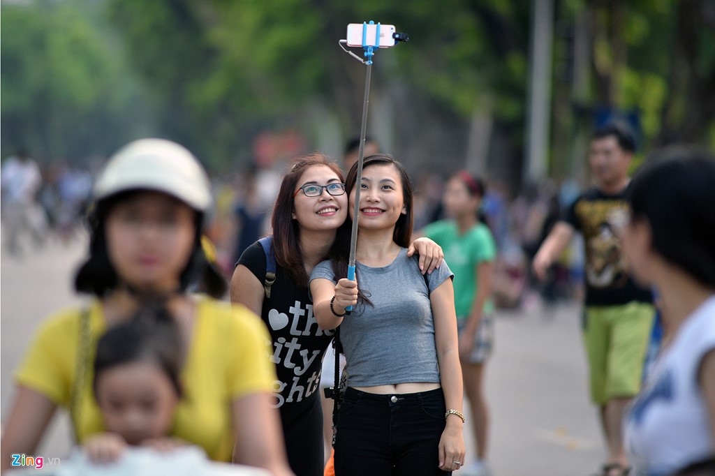 Hồ Gươm trở thành nơi check-in mạng xã hội hoặc chụp ảnh selfie của nhiều bạn trẻ.