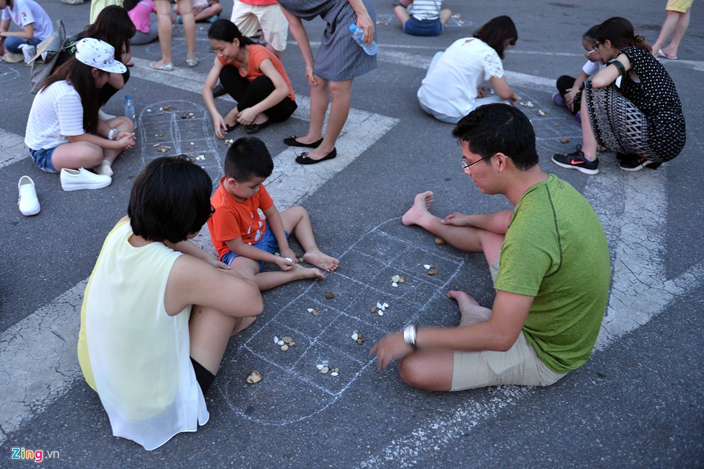 Ngoài ra, khu vực trước cửa đền Ngọc Sơn có nhóm bạn trẻ tổ chức cho khách chơi các trò chơi dân gian miễn phí. Điều này giúp cho trẻ nhỏ nhiều hơn trong việc học tập và vui chơi một cách lành mạnh. 