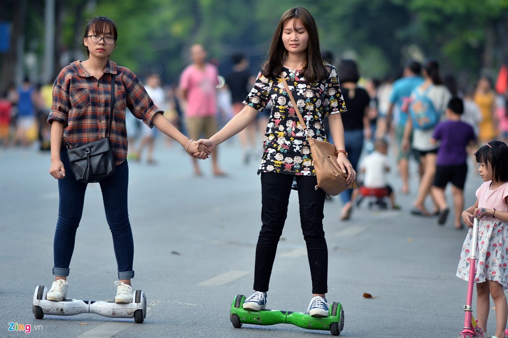 Giống như ở phố đi bộ Nguyễn Huệ (TP.HCM), xe điện tự hành đã nhanh chống xuất hiện tại Hà Nội. Giá cho thuê trung bình 40.000 đồng trong vòng 30 phút.