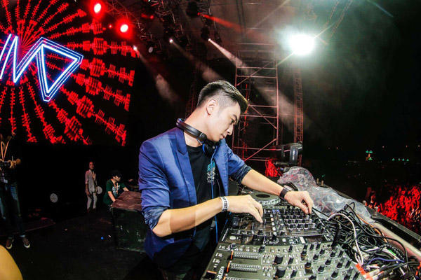  Vừa nhận lời mời của Asia Song Festival, Slim V lại ngay lập tức nhận được lời mời từ ê kíp DJ Martin Garrix (DJ số 3 thế giới) tham gia buổi trình diễn của anh tại Việt Nam vào ngày 18.9 tới đây tại Hà Nội