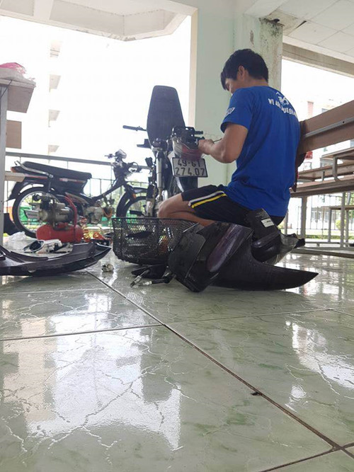 “Thợ chính” Minh Hiệp đang chăm chú sửa xe cho sinh viên