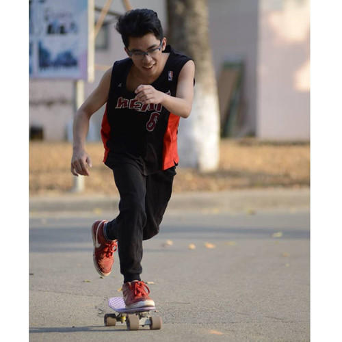Nguyễn Công Nhật Minh với sở thích chơi thể thao và là người tiên phong lập ra CLB Skateboarding tại KTX