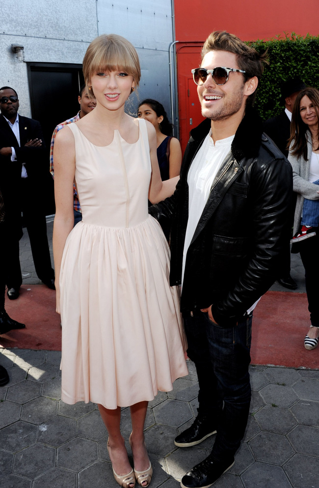 taylor-swift-zac-efron-posed-photo-together-1473997589623