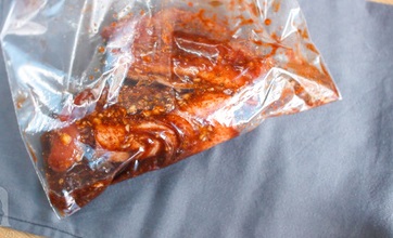 Tip: Cho vào túi Zip để hỗn hợp ướp thấm đều các mặt của miếng thịt