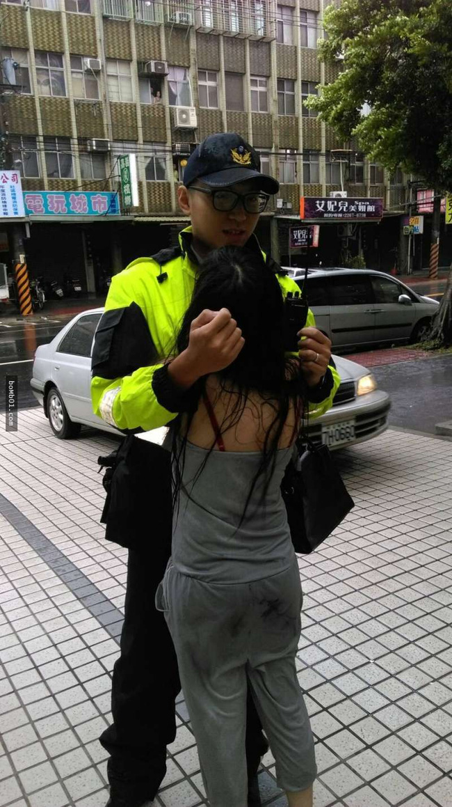 Chàng cảnh sát đã đứng yên 10 phút để cô gái ôm anh.