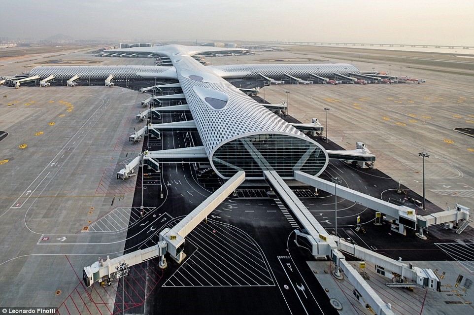 Sân bay quốc tế Bảo An Thâm Quyến (Trung Quốc) được thiết kế mô phỏng hình dáng một con cá đuối, với 3 tầng trên diện tích 50 ha.  