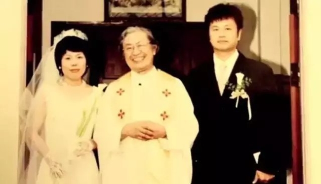 Bức ảnh cưới của Chie và người chồng của mình.