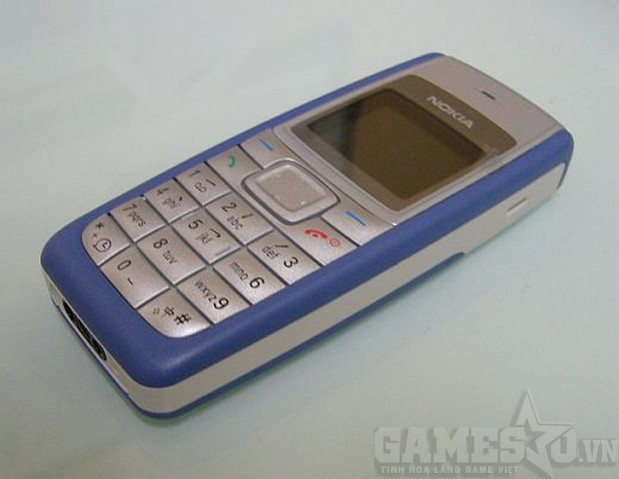 Dĩ nhiên là không thể thiếu những chiếc điện thoại đen trắng của Nokia, mà điển hình là Nokia 1110 rồi. Thiết bị này được ra mắt đúng 10 năm trước. Bạn còn nhớ cảm giác lần đầu được chinh phục trò Rắn săn mồi... kích thích như thế nào không?