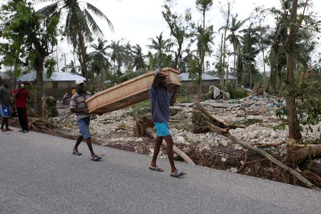 Người dân khiêng quan tài trên đường ở Cavaillon, Haiti sau bão Matthew.