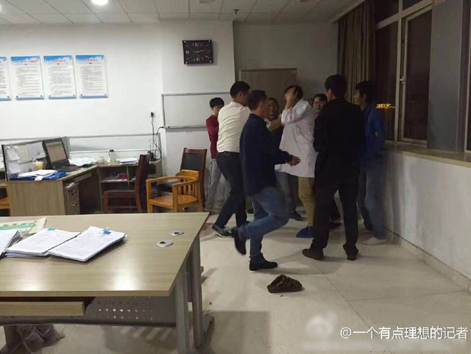 Bác sĩ Trần bị nhóm người nhà bệnh nhân dồn vào chân tường.