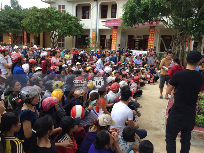 1000 hộ dân đã có mặt tại UBND xã để nhận quà cứu trợ.