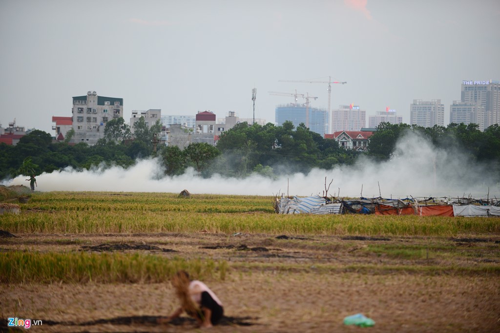 Khói trên cánh đồng tại quận Nam Từ Liêm theo làn gió bay vào thủ đô khiến không khí trở nên ngột ngạt.  