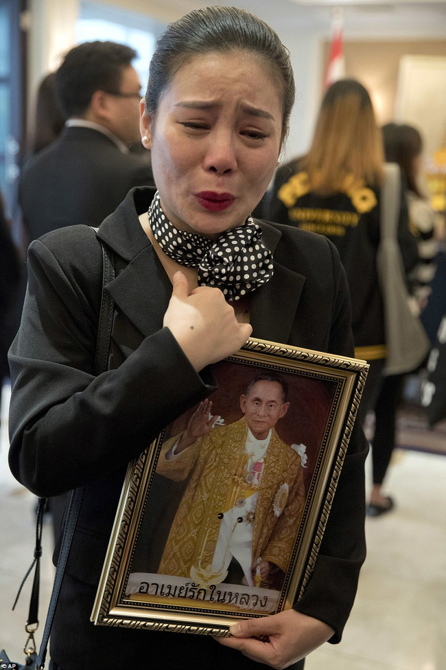 Những người dân không cầm được nước mắt nói lời vĩnh biệt với vị "thánh sống" của Thái Lan.