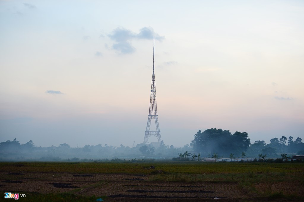 Cột sóng của Đài truyền hình Hà Nội bị bao phủ bởi khói mù.