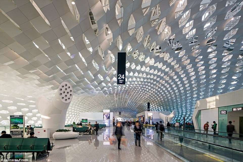 Không gian bên trong sân bay tràn ngập ánh sáng nhờ phần mái kiểu tổ ong.  